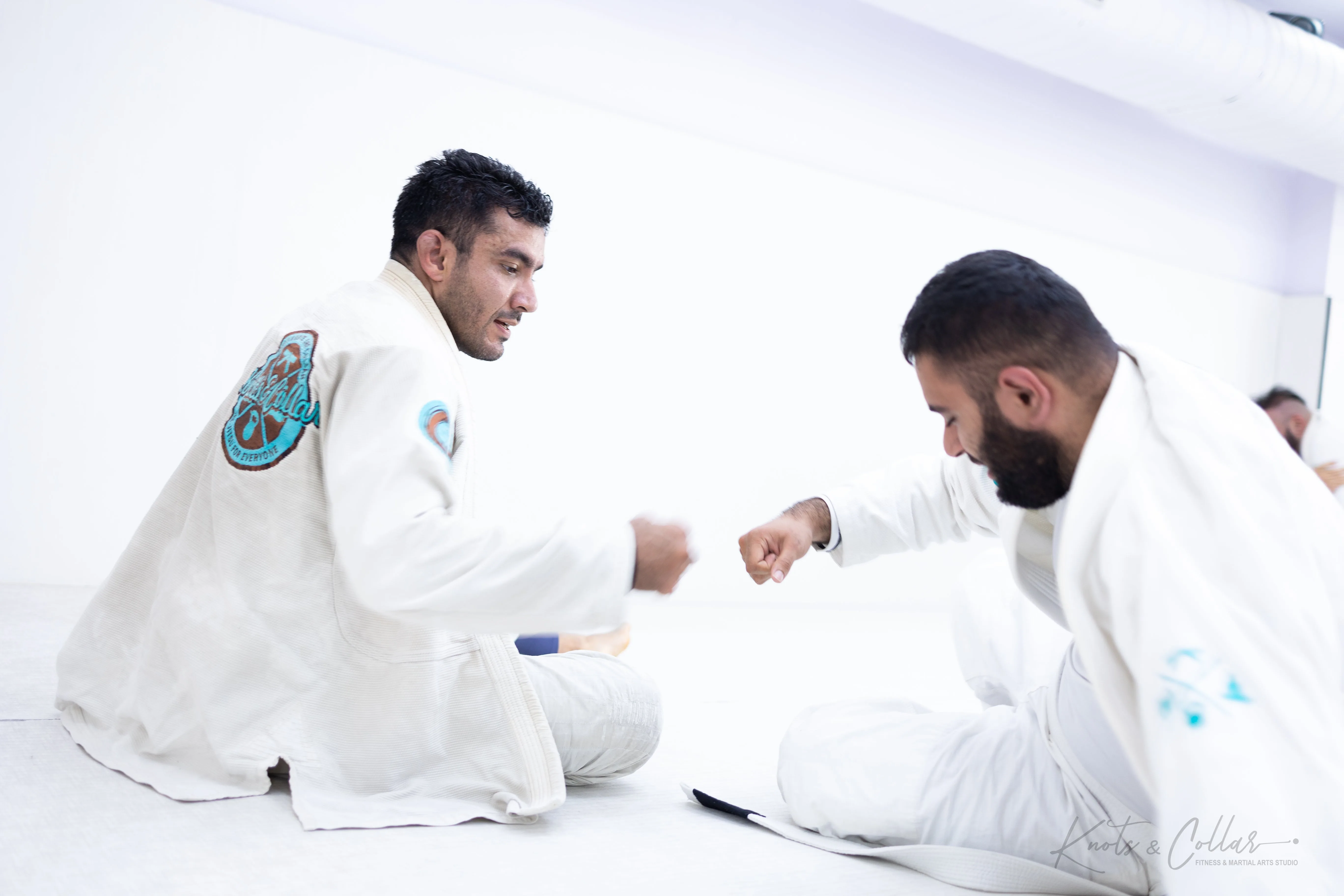 students rolling during bjj training at Knots & Collar Delhi