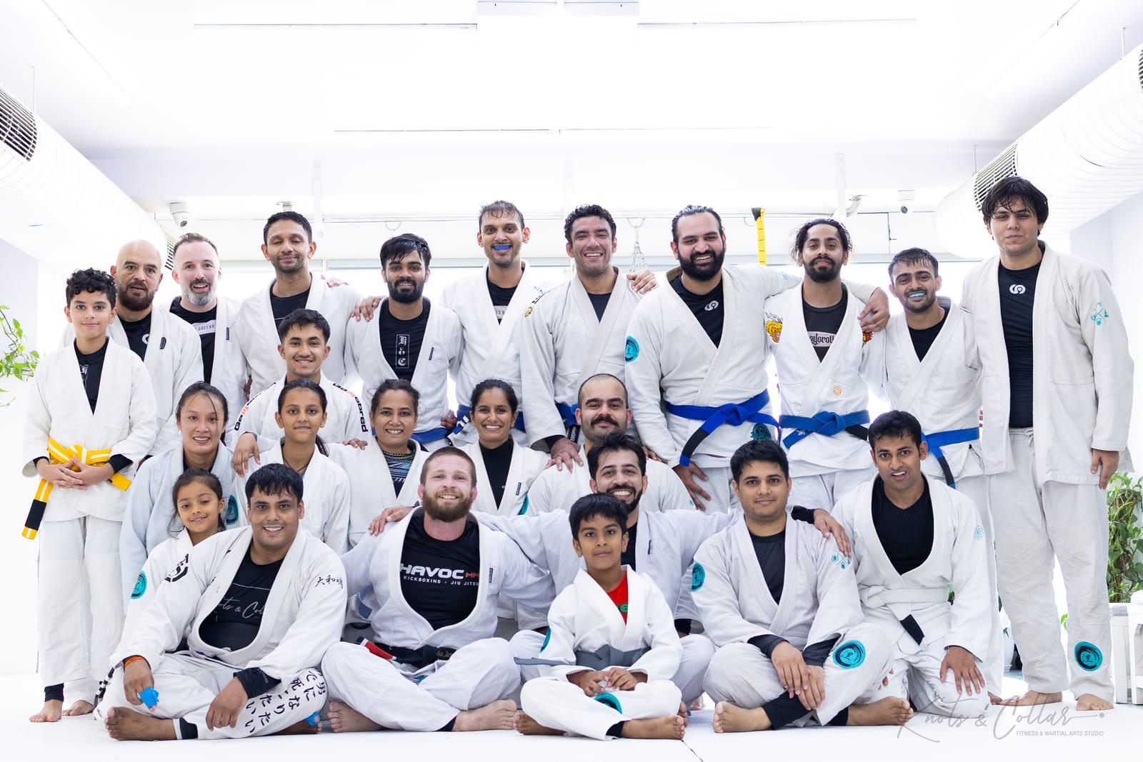 Professor Aaron White of Havoc MMA Denver with the full Knots & Collar gi class — adults, teenagers and children in white gis — after his smash pass seminar in Defence Colony, New Delhi