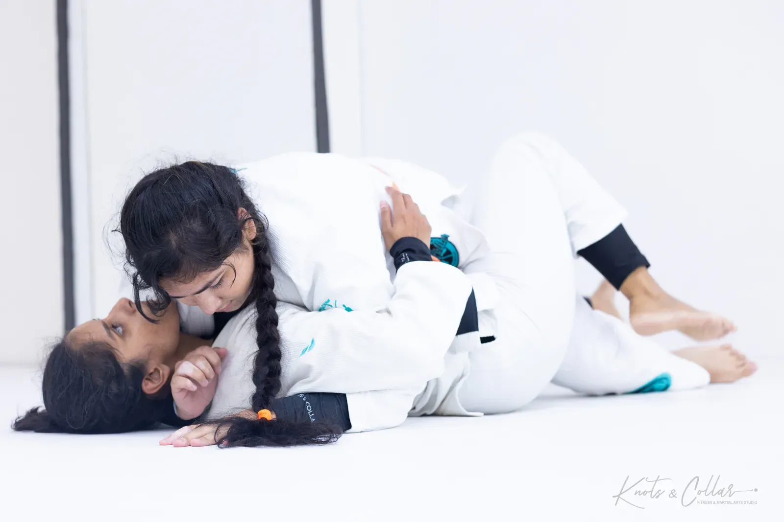 Two women training Brazilian Jiu-Jitsu on the mat at Knots & Collar, a women&rsquo;s self-defence class in Delhi